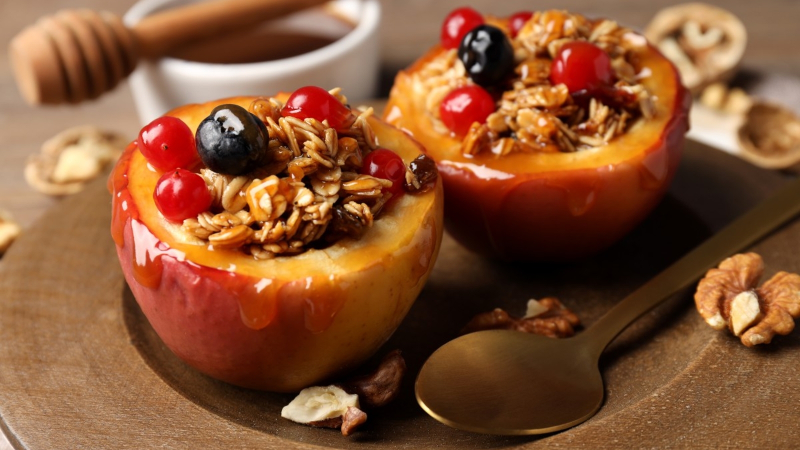concept-tasty-food-with-baked-apples-close-up (1)