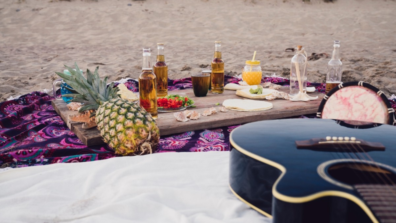 food-drinks-guitar-beach (1) (1)