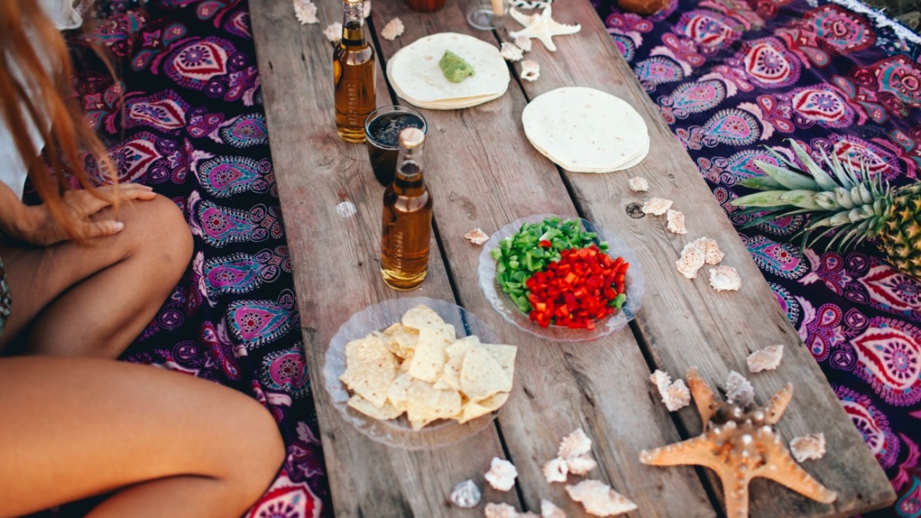 wooden-plank-with-food-drinks-beach (1)