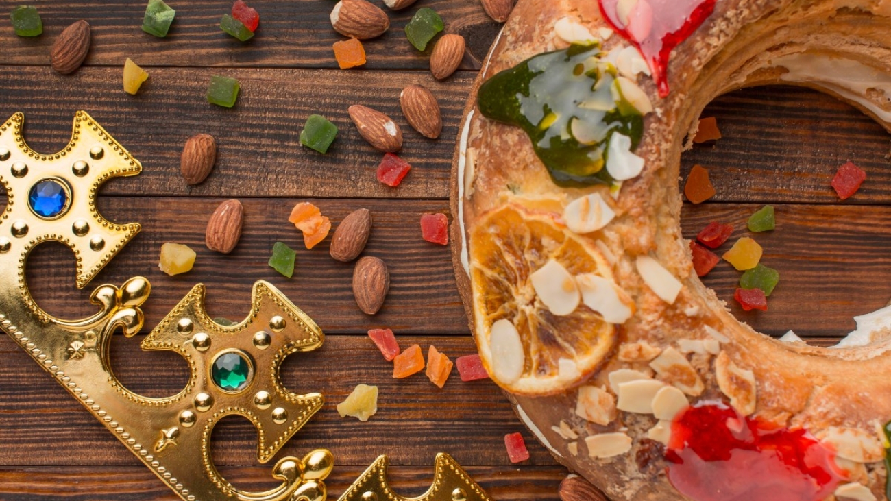 top-view-epiphany-cake-roscon-de-reyes-almonds (1)